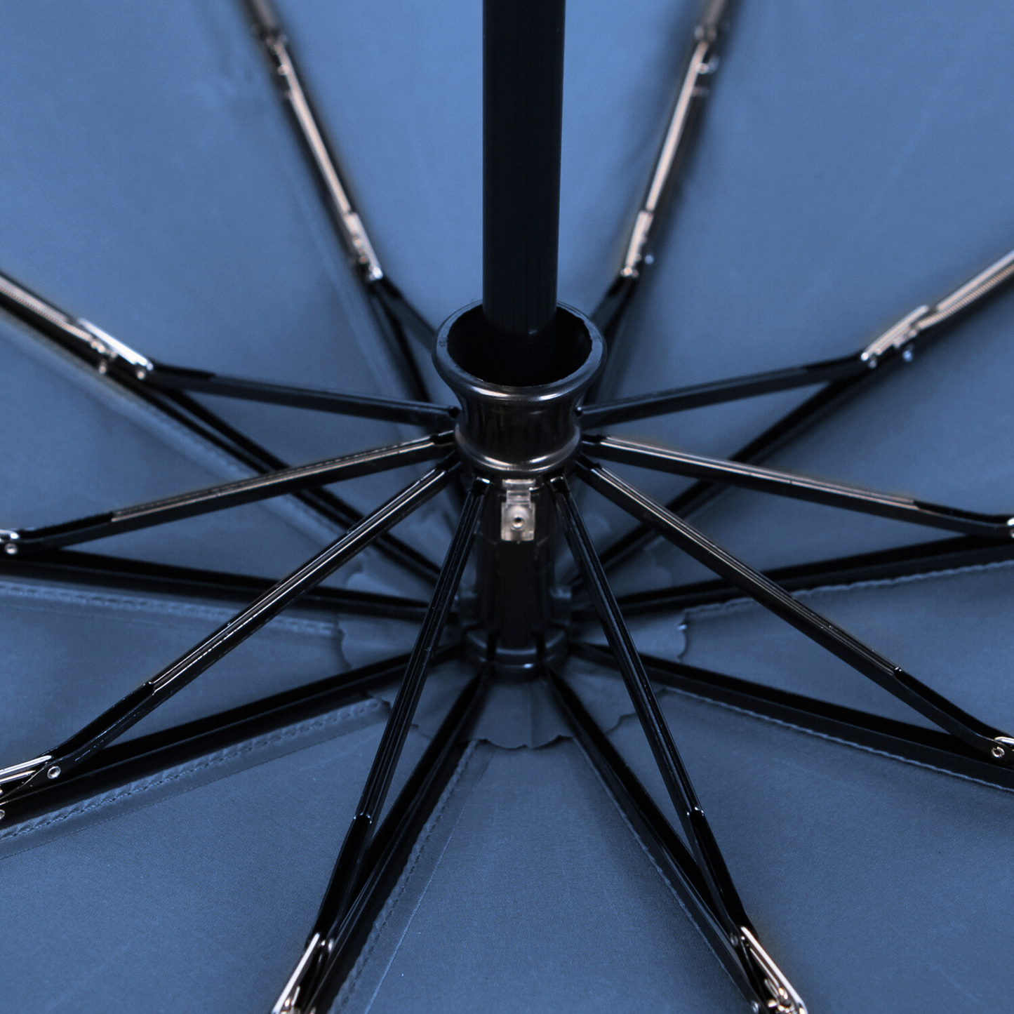 EVERYDAY EXECUTIVE | Umbrella with Never-Forget Carabiner Handle & Smart Stow Canopy