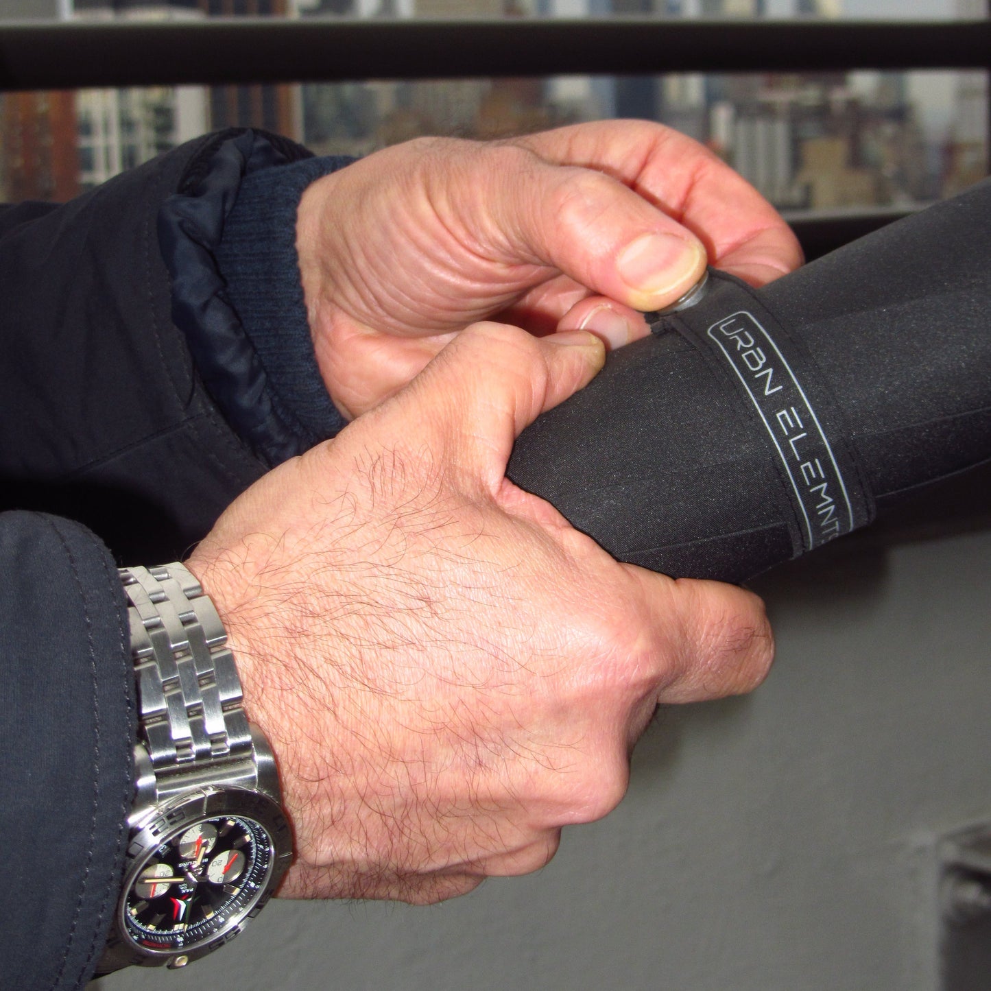 EVERYDAY EXECUTIVE | Umbrella with Never-Forget Carabiner Handle & Smart Stow Canopy