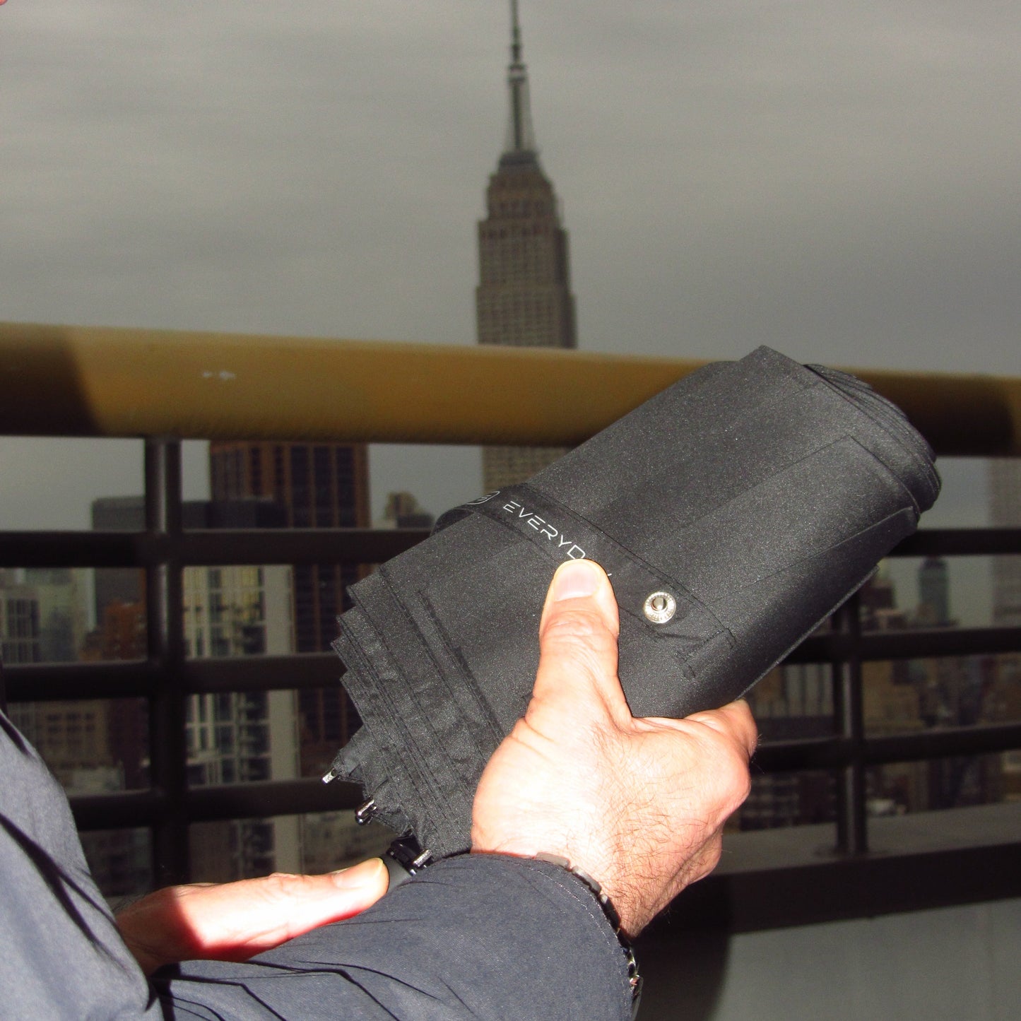 EVERYDAY EXECUTIVE | Umbrella with Never-Forget Carabiner Handle & Smart Stow Canopy