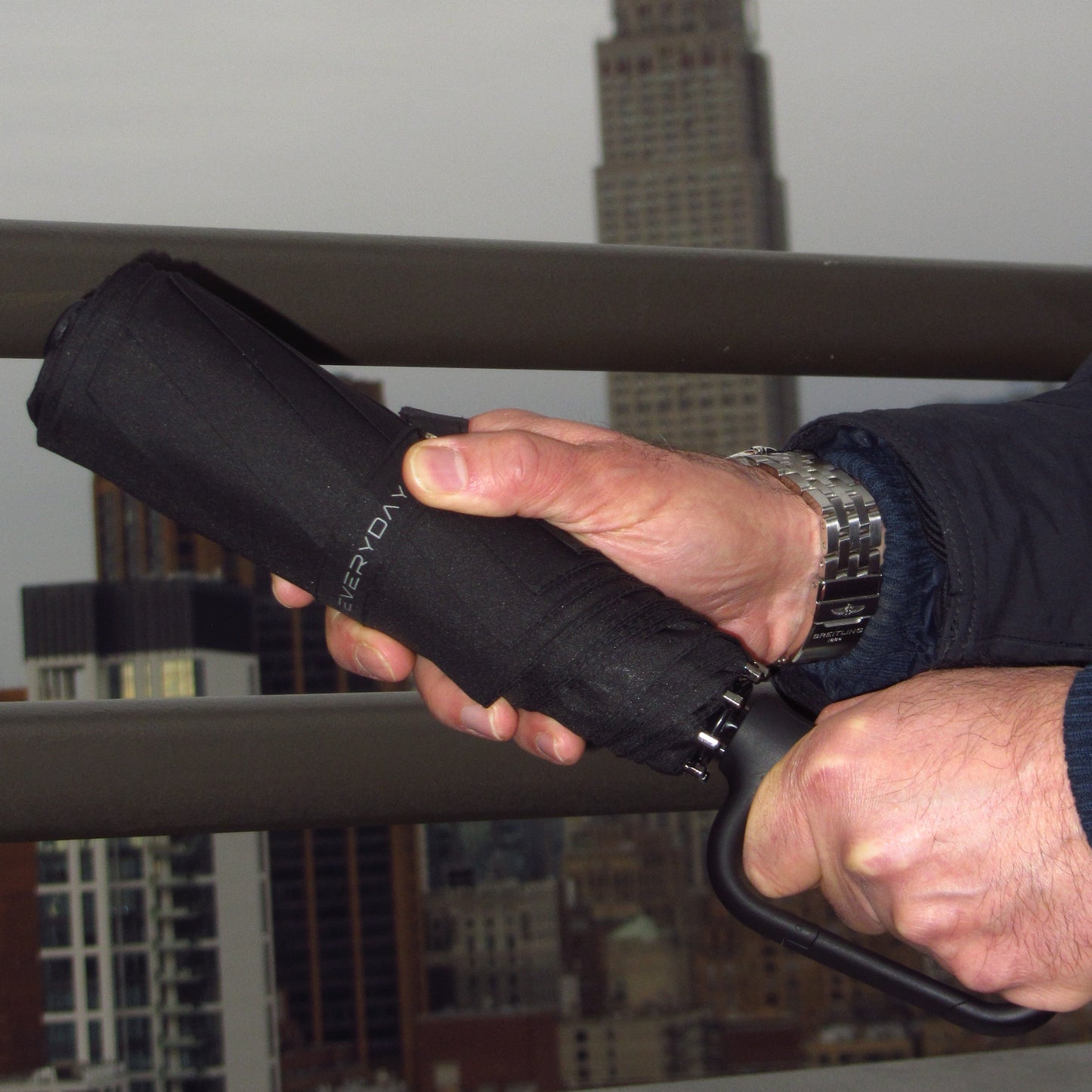 EVERYDAY EXECUTIVE | Umbrella with Never-Forget Carabiner Handle & Smart Stow Canopy