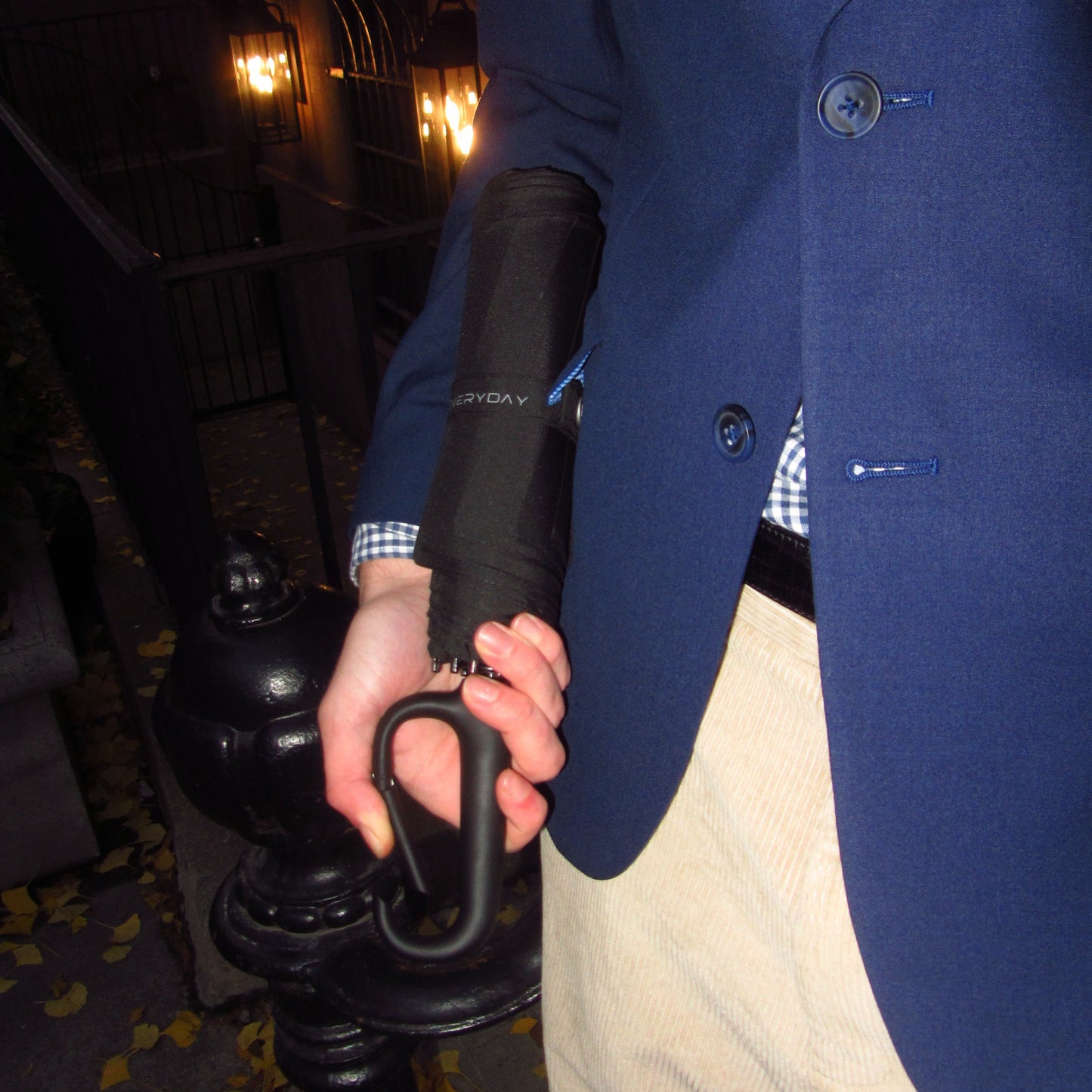 EVERYDAY EXECUTIVE | Umbrella with Never-Forget Carabiner Handle & Smart Stow Canopy